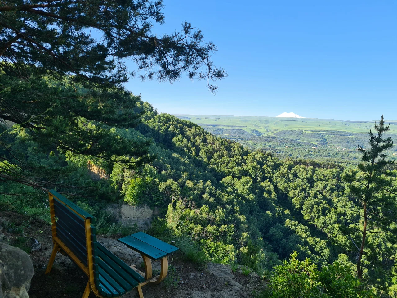 Вид с лавочки на Кавказский хребет